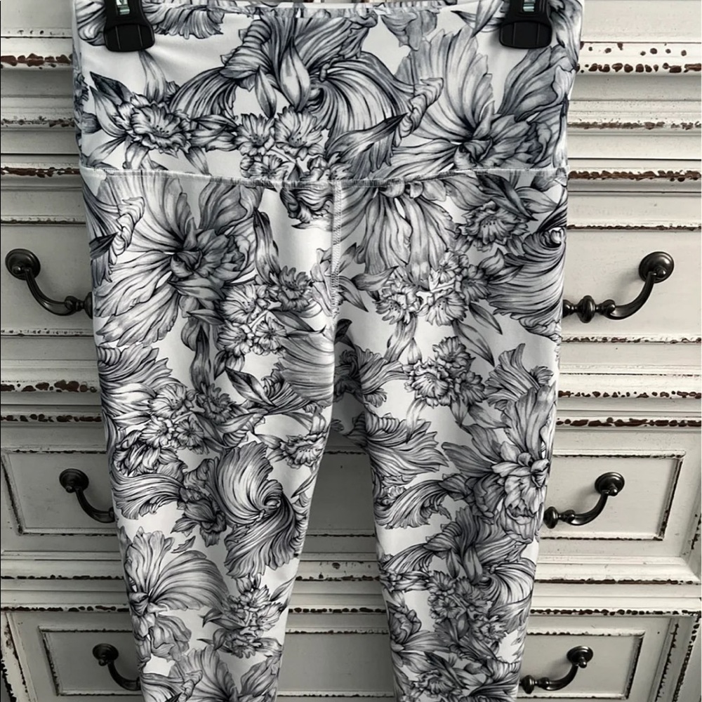 Like new 🖤🤍 Balance Collection black & white leggings Size L - Picture 4 of 12